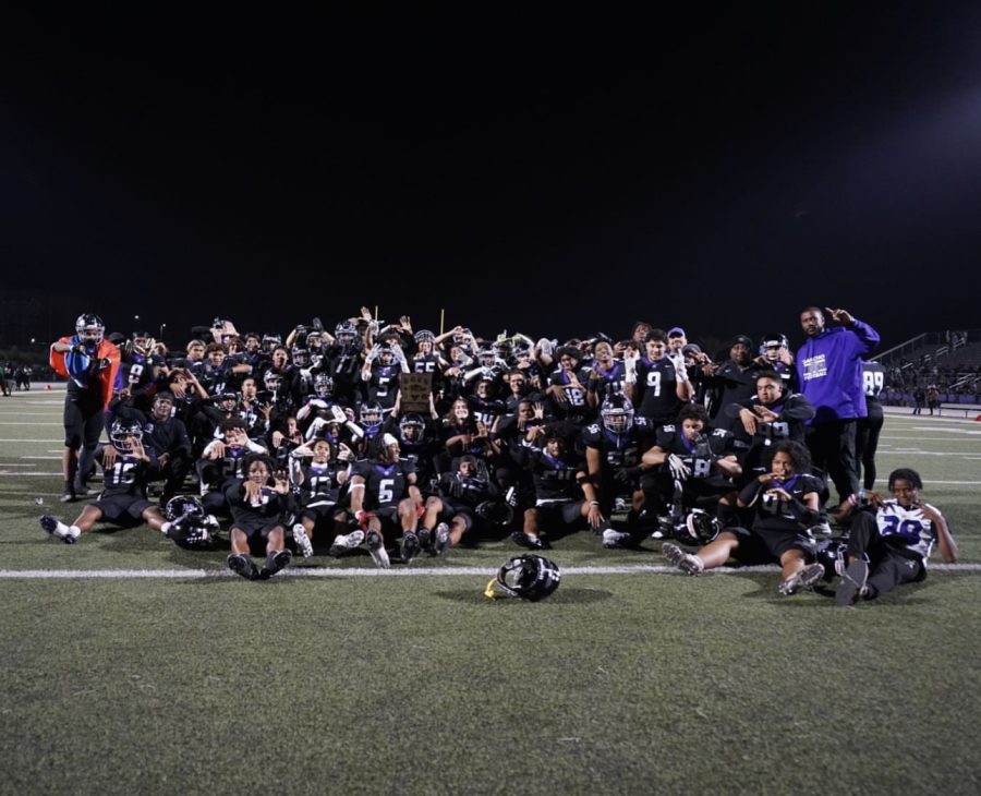 The+RCHS+varsity+football+team+poses+after+being+name+Baseline+League+Champions