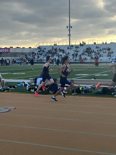 Athletes race during the last 200m of the 600m race.