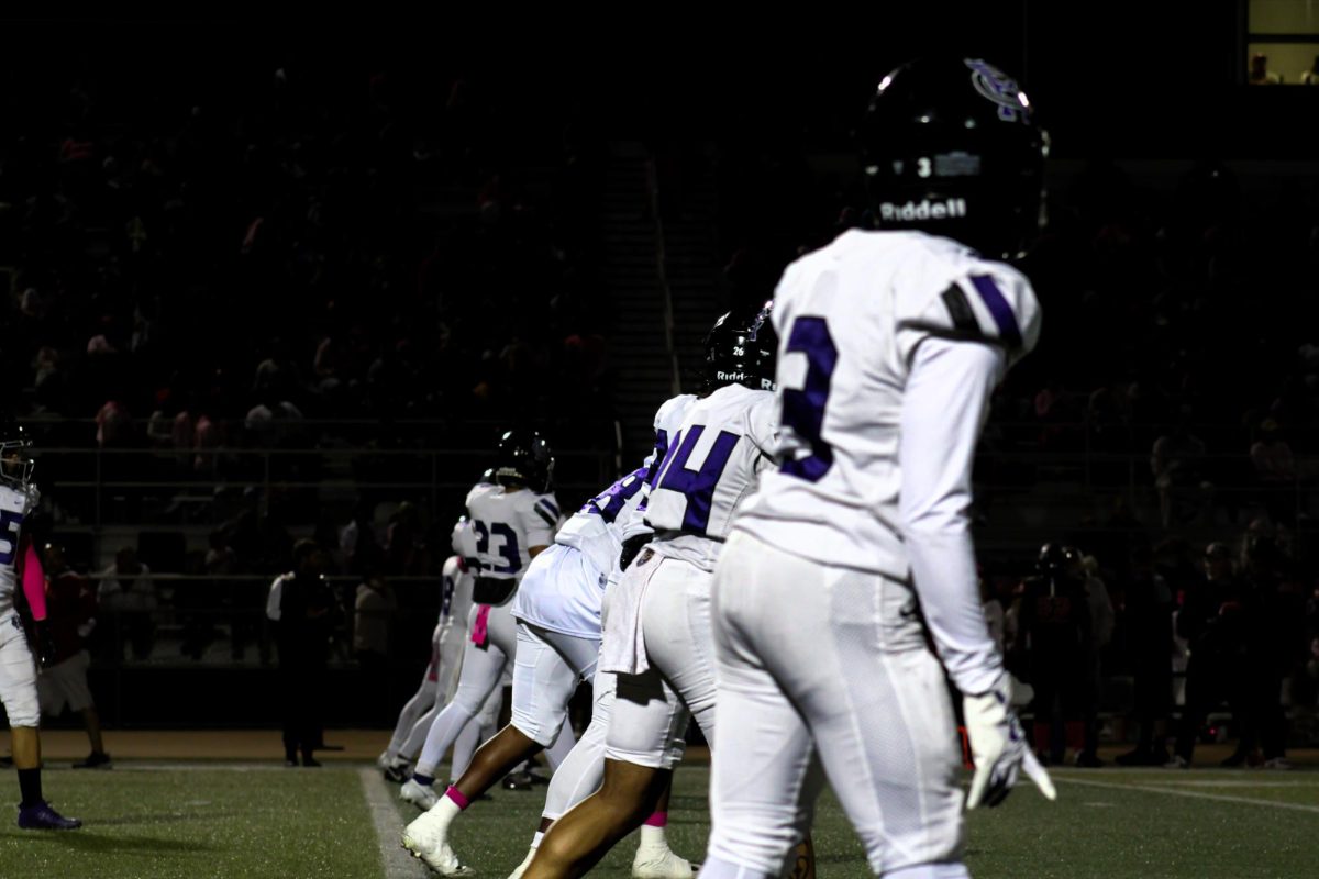 Rancho Cucamonga's kick return defensive team prepares to attack Etiwanda.