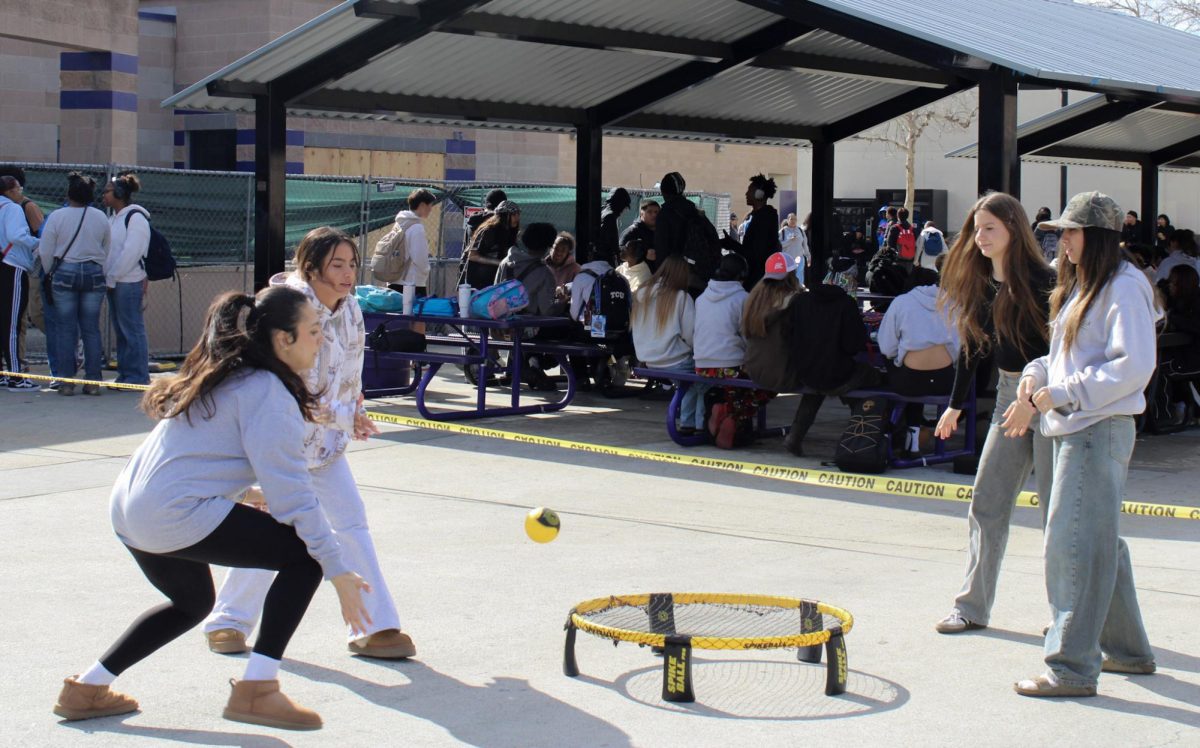 Monday of Kindness Week, ASB set up Spikeball for students to play. 4 students participate in the activity competitively. 