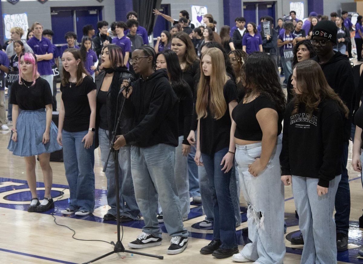 Choir performs “Alma Mater” to show some electives the incoming freshmen can join.