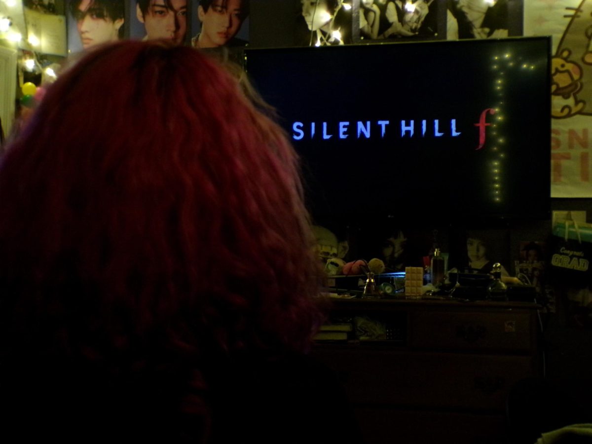 A player watches the loading screen of Silent Hill f as they wait to play the game. 
